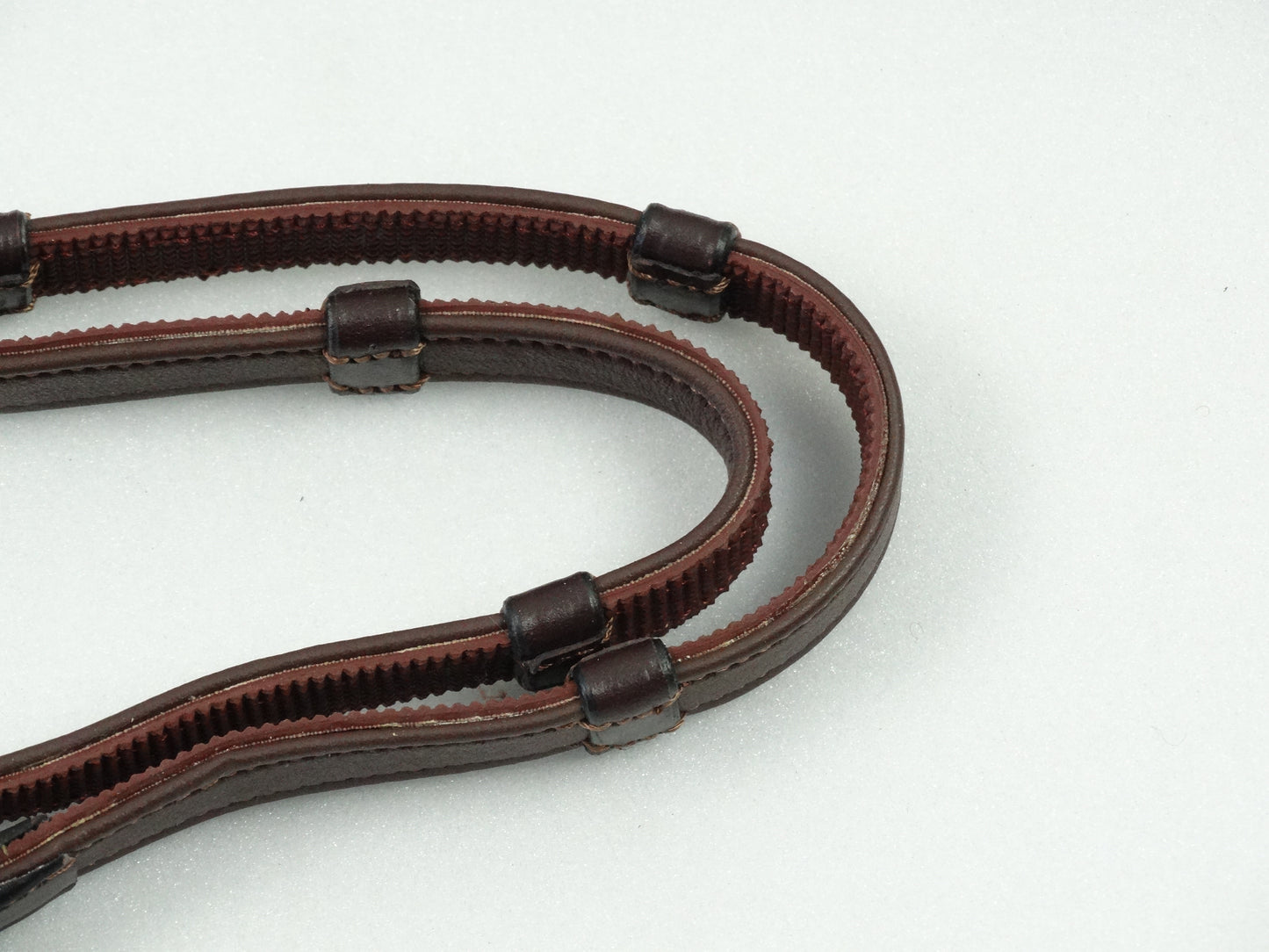 Rênes cuir et grip 5/8 avec 7 taquets et sans arrêtoirs de martingales