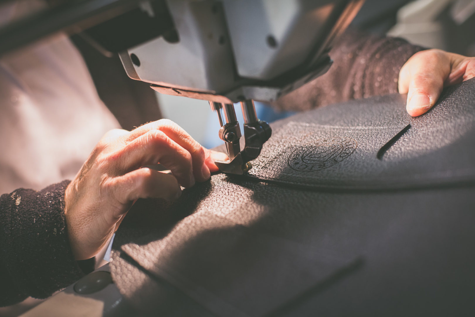 Sellier atelier workshop Childéric selle d'équitation sur-mesure cuir leather saddle artisanat made in France fait en France