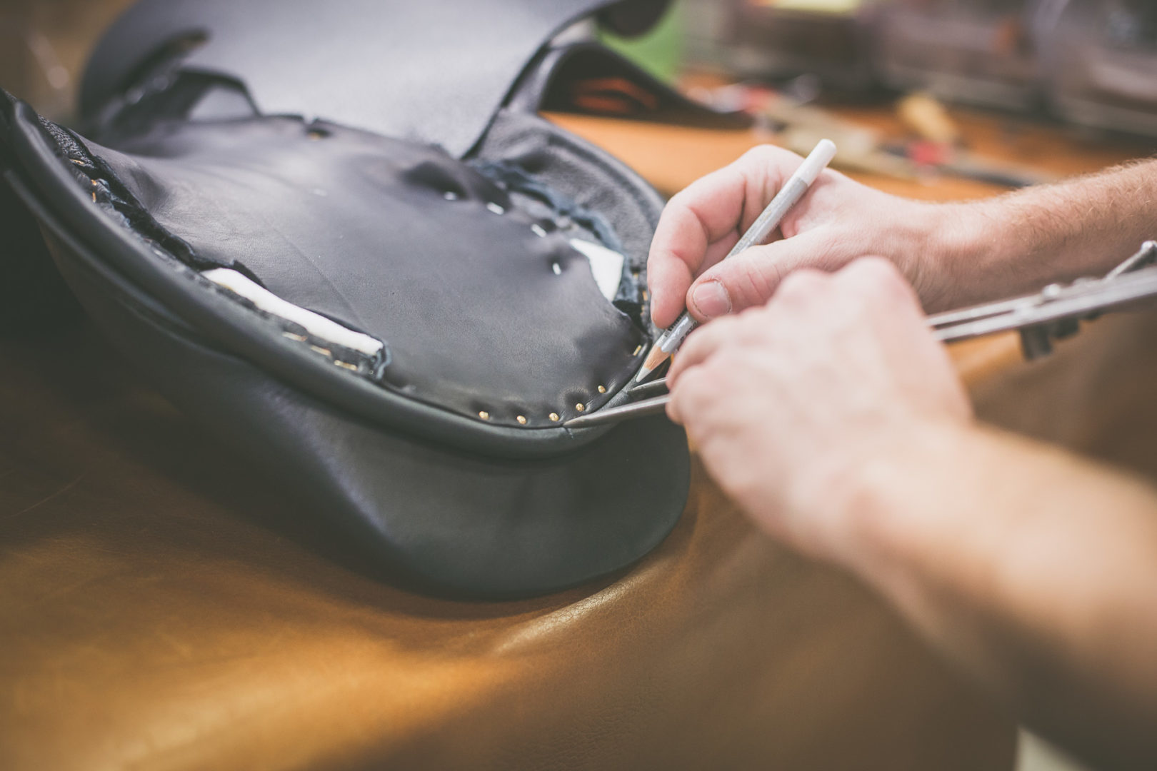 Sellier atelier workshop Childéric selle sur-mesure cuir leather saddle artisanat made in France fait en France