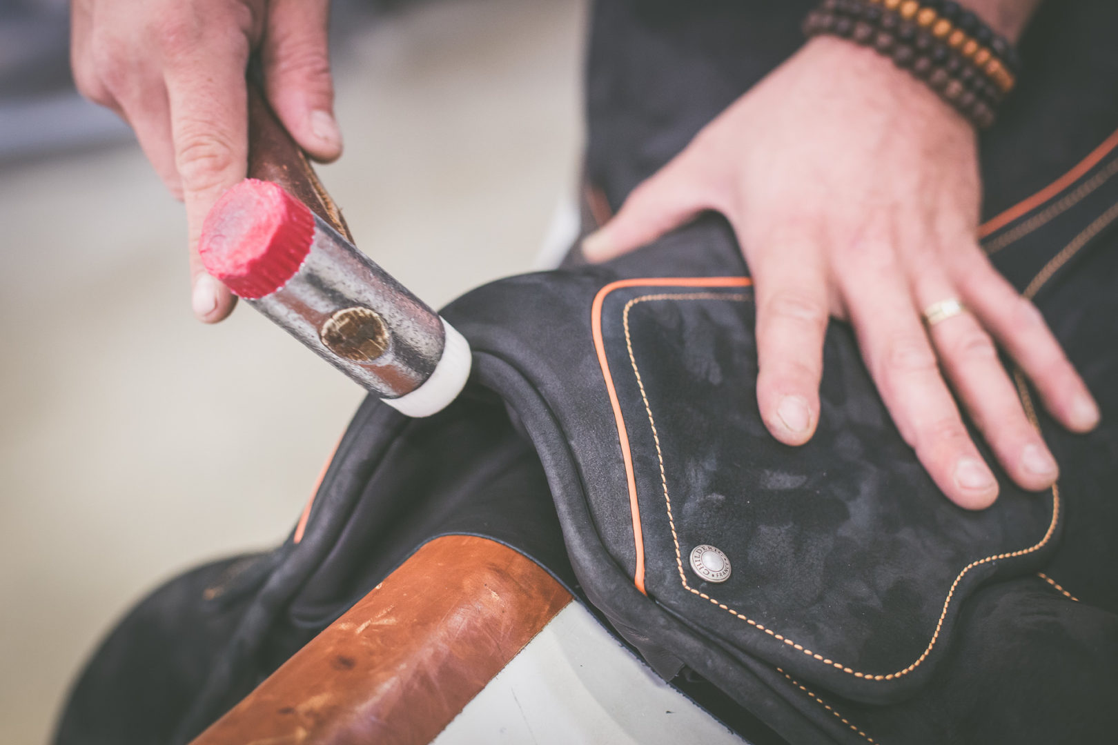 Sellier atelier workshop Childéric selle sur-mesure cuir leather saddle artisanat made in France fait en France