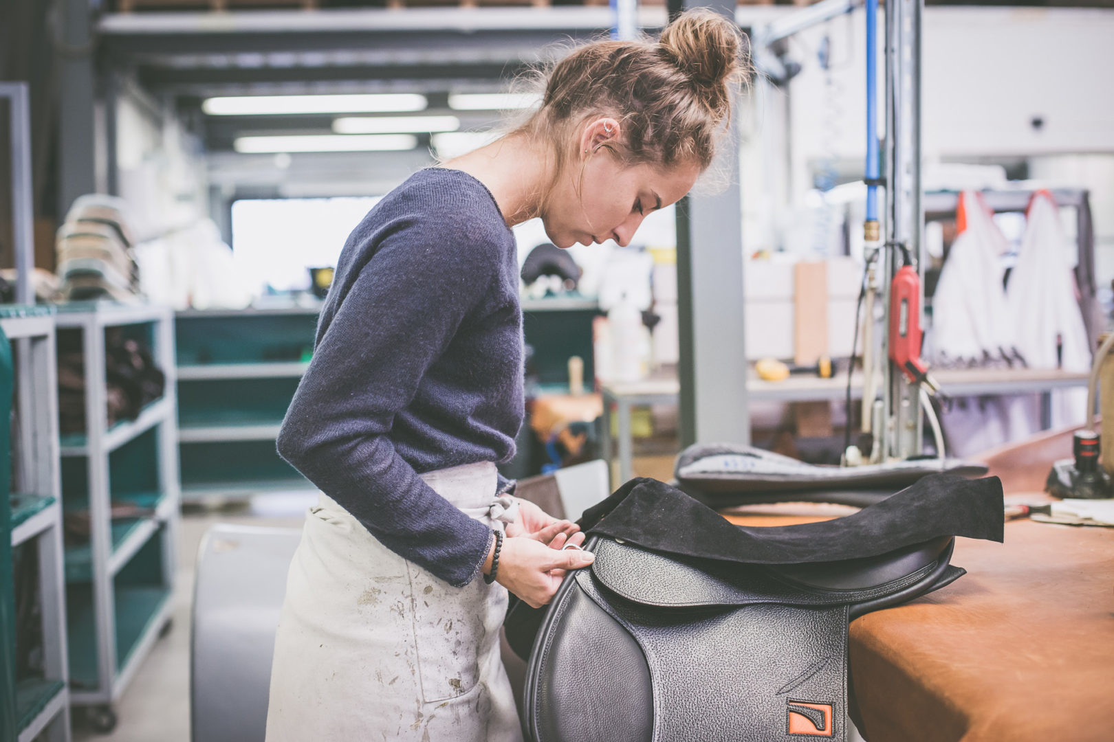 Sellier atelier workshop Childéric selle sur-mesure cuir leather saddle artisanat made in France fait en France