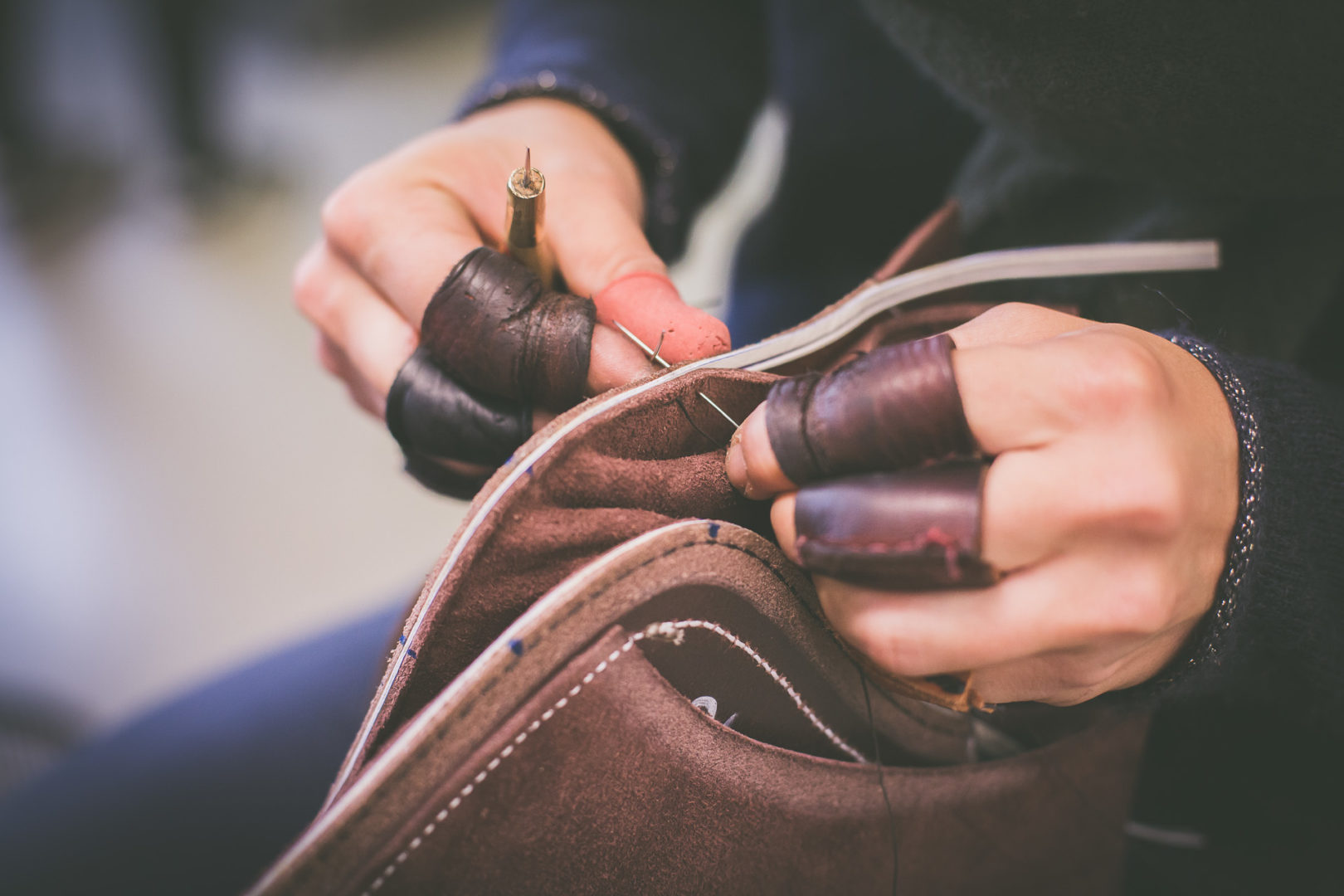 Sellier atelier workshop Childéric selle d'équitation sur-mesure cuir leather saddle artisanat made in France fait en France