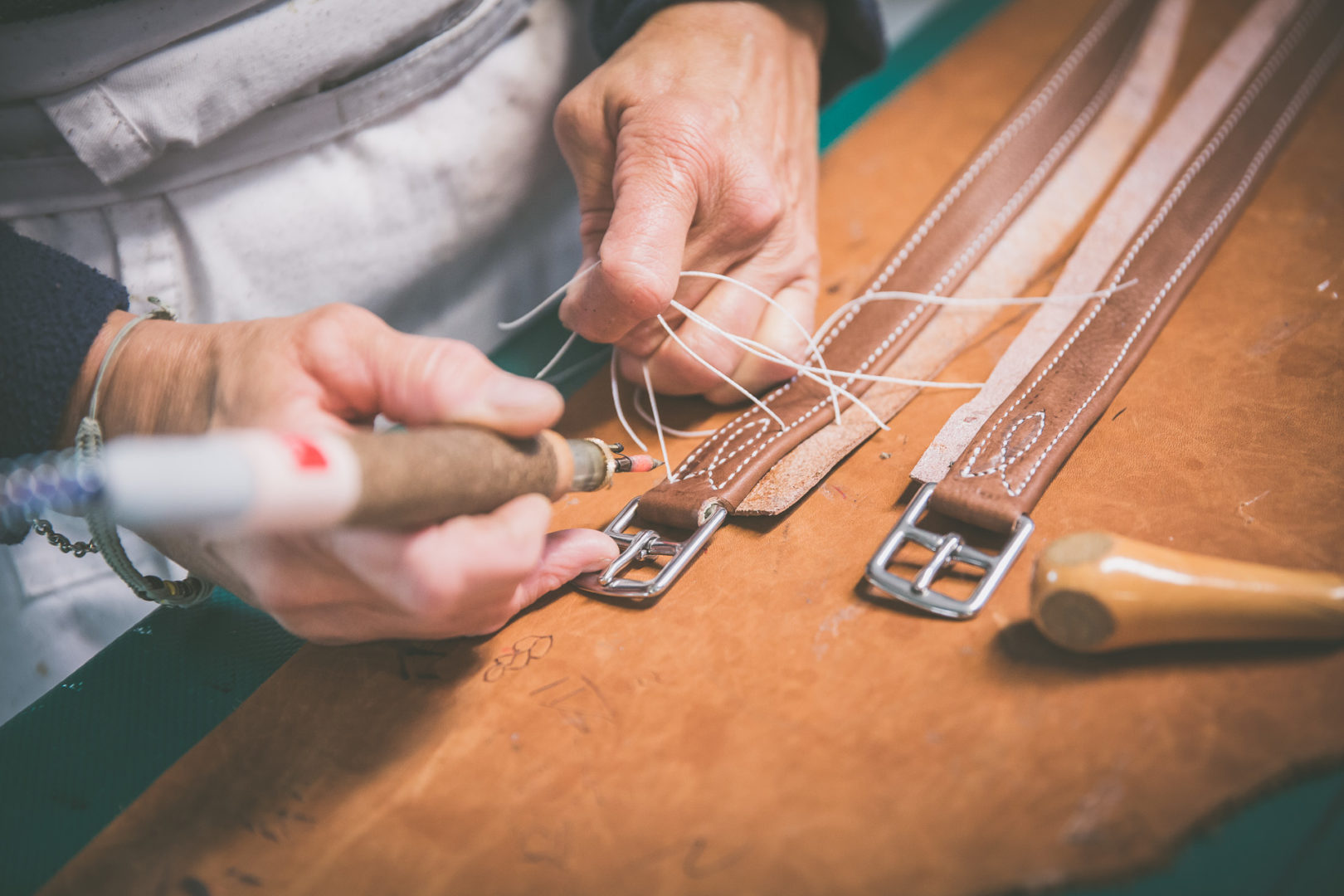 Sellier atelier workshop Childéric selle sur-mesure cuir leather saddle artisanat made in France fait en France