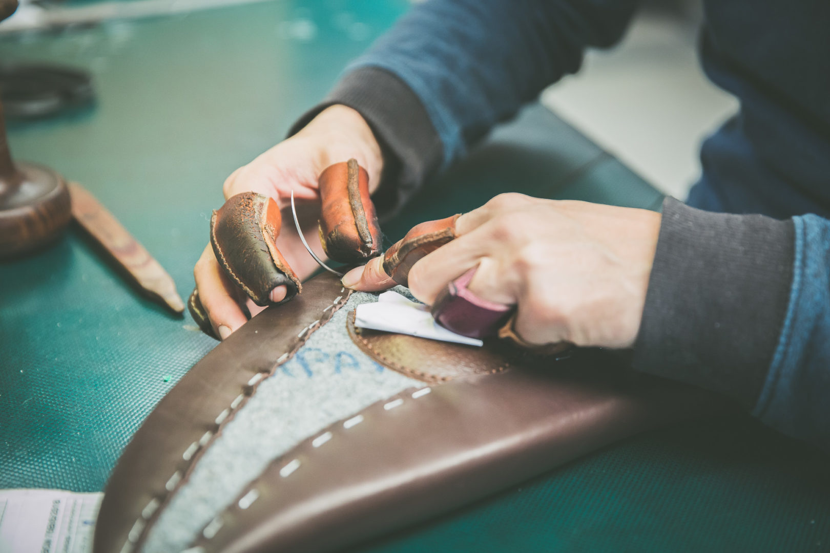 Sellier atelier workshop Childéric selle sur-mesure cuir leather saddle artisanat made in France fait en France panneau