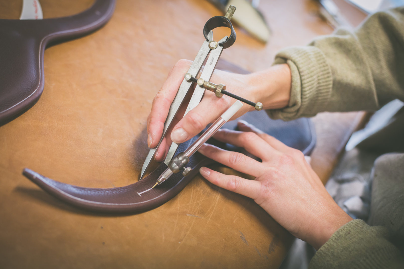 Sellier atelier workshop Childéric selle d'équitation sur-mesure cuir leather saddle artisanat made in France fait en France